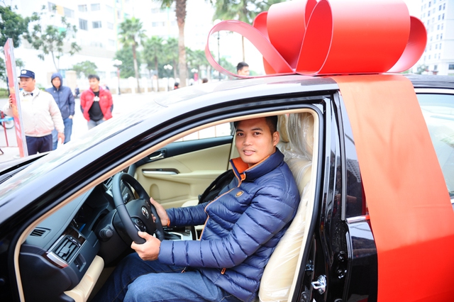 Anh Nguyễn Duy Quân (Quảng Ninh) sung sướng ngồi lên chiếc xe Camry của mình