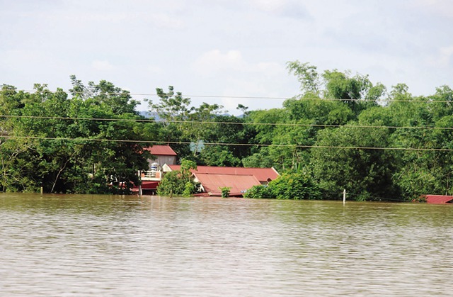 
Nước ngập sát mái nhà tại vùng rốn lũ Thạch Định, huyện Thạch Thành. ảnh: N.H
