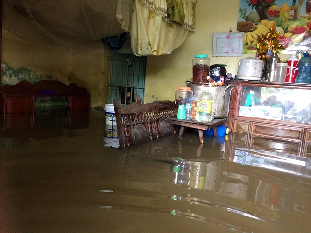 
Nước ngập sâu khiến tài sản của người dân bị thiệt hại đáng kể (ảnh chụp ngày 10/10/2017).
