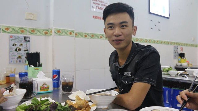 
Anh Nguyễn Văn Tuấn đi từ Hải Phòng lên để thưởng thức món bún chả “Obama”

