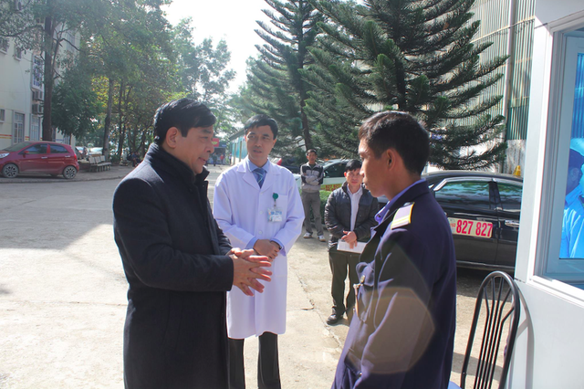PGS.TS Lương Ngọc Khuê (bìa trái) trò chuyện cùng bảo vệ BVĐK tỉnh Điện Biên về những nhiệm vụ đảm bảo an ninh bệnh viện.