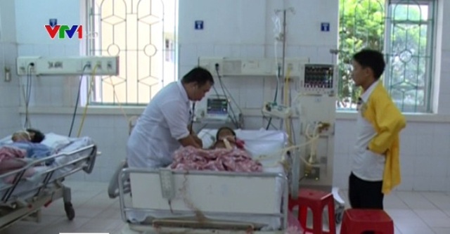 Hai bé Lý Thị Hoa, Lý Thị Mái đã trút hơi thở cuối cùng ngay khi xe cấp cứu đưa các em về tới đầu xóm.
