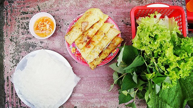 
Bánh xèo, món ăn vặt bình dân ở Sài GònLÊ NAM
