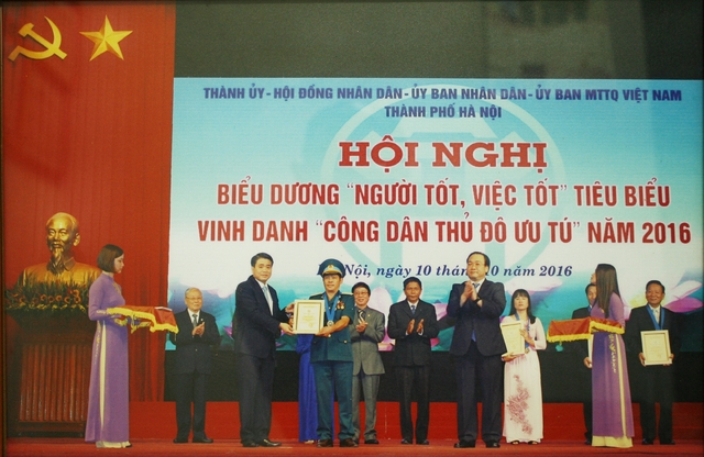 Ông Hùng vinh dự được lãnh đạo TP Hà Nội vinh danh tại Hội nghị biểu dương Công dân Thủ đô ưu tú. Ảnh: T.G