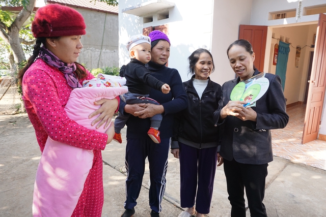 Chị Hoàng Thị Thủy (ngoài cùng bên phải) tích cực tuyên truyền công tác DS-KHHGĐ cho người dân trên địa bàn quản lý. Ảnh: N.Mai