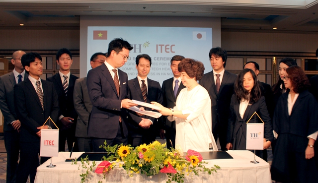 
Ngày 5.6, tại Tokyo (Nhật Bản), Tập đoàn TH và Tập đoàn ITEC đã ký kết và trao thỏa thuận hợp tác (MOU) về việc xây dựng Tổ hợp y tế và chăm sóc sức khỏe công nghệ cao TH tại Hà Nội.

