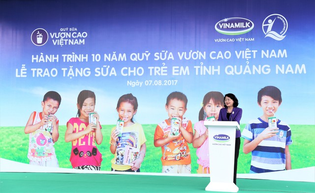 Bà Đặng Thị Ngọc Thịnh - Ủy viên Ban Chấp hành Trung ương Đảng, Phó Chủ tịch nước Cộng hòa Xã hội Chủ nghĩa Việt Nam phát biểu tại buổi lễ Trao sữa.