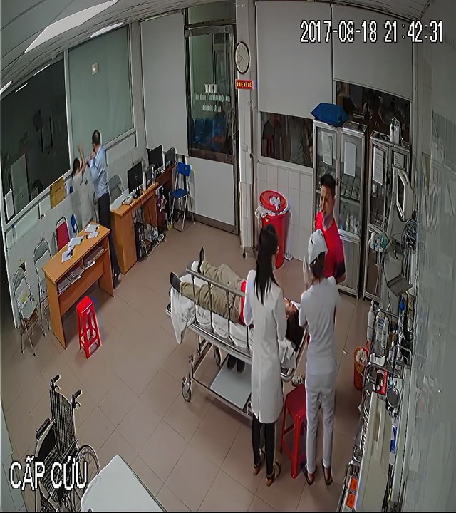 
Camera an ninh bệnh viện ghi lại cảnh ông Nguyễn Đình Hoàng Thắng hành hung BS Minh.
