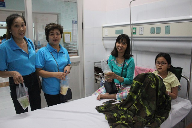 
Chiều thứ 6 hàng tuần, các thành viên trong nhóm có mặt để phát cháo miễn phí tại bệnh viện Nhi Hà Nội
