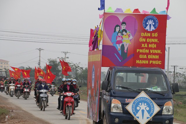 
Người dân huyện Đô Lương diễu hành hưởng ứng Tháng hành động Quốc gia vì dân số.
