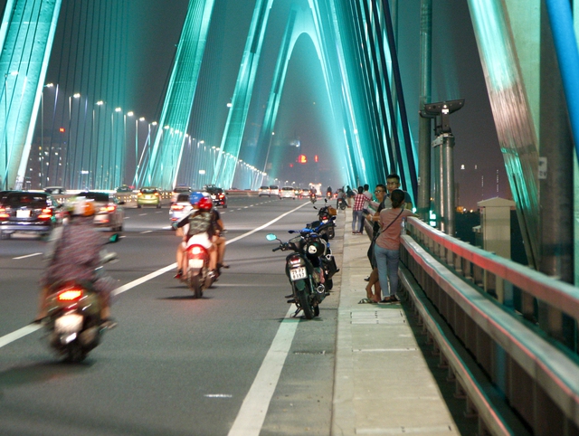 Người dân đỗ xe máy cả hàng dài trên cầu để hóng mát.