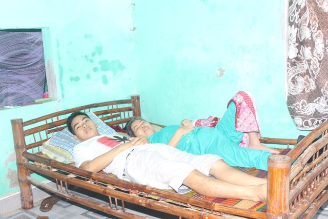 Mẹ Nguyễn Thị Bê và con trai Phan Văn Khánh, nằm đó với hai nỗi đau bệnh tật, nghèo khó… Ảnh: T.G
