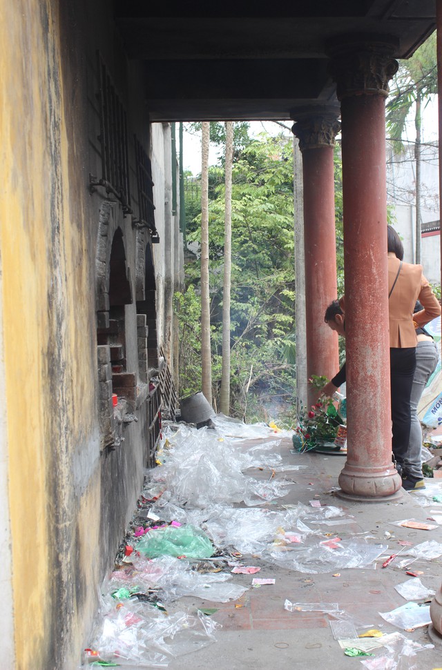 
Tình trạng đốt vàng mã tràn lan vẫn xảy ra. Nhiều khách hành hương ý thức kém xả rác tại chỗ nên khu vực này khá mất vệ sinh.
