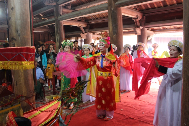 
Diễn chầu văn cũng là một hoạt động thu hút sự quan tâm của du khách khi đến với lễ hội chùa Keo 2017.
