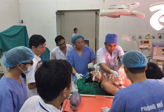 Các bác sĩ Bệnh viện Đa khoa Nghệ An nỗ lực cứu chữa cho ông Hương ngày 30/6.