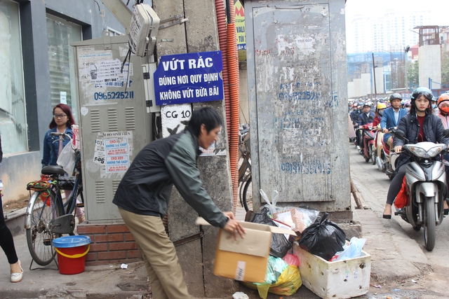 
Tuy nhiên, theo quan sát của PV Báo Gia đình và Xã hội, tại Hà Nội, mặc dù quy định cấm xả rác đã chính thức có hiệu lực nhưng nhiều người dân vẫn thờ ơ. Trong ảnh, một người đàn ông vô tư xả rác thải ngay bên dưới biển cấm. Với hành vi trên người này có thể bị phạt từ 5 - 7 triệu đồng.
