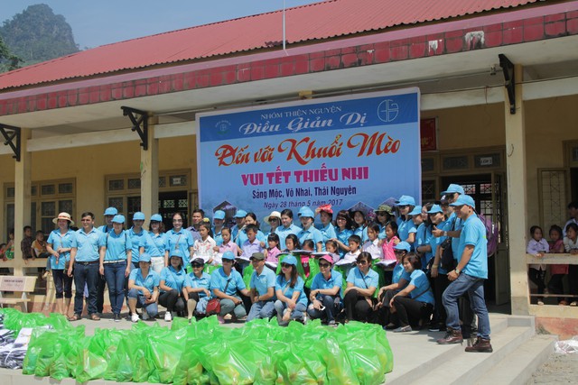 
Các thành viên của nhóm vui tết thiếu nhi với trẻ em khó khăn tại Thái Nguyên
