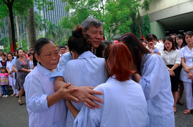 
GS.TS Nguyễn Anh Trí trong vòng tay yêu thương của rất nhiều bệnh nhân mắc bệnh lý về máu, ngày chia tay. Ảnh: TL
