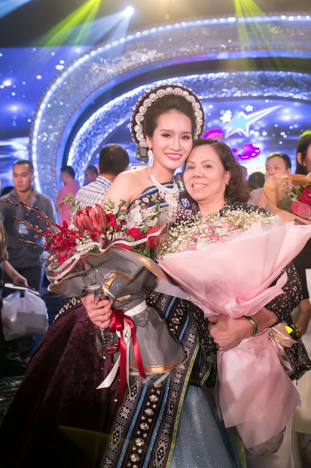 
Nữ ca sĩ và mẹ tại Sầm Sơn (Thanh Hóa) trong đêm chung kết xếp hạng Sao Mai 2017
