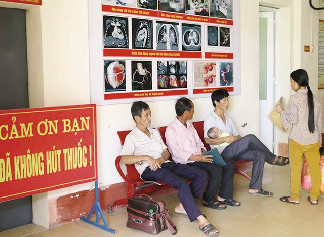 Pano cấm hút thuốc lá trong bệnh viện được đặt ở khu vực sảnh chờ tại một cơ sở y tế tại tỉnh Đắk Nông. Ảnh: TL