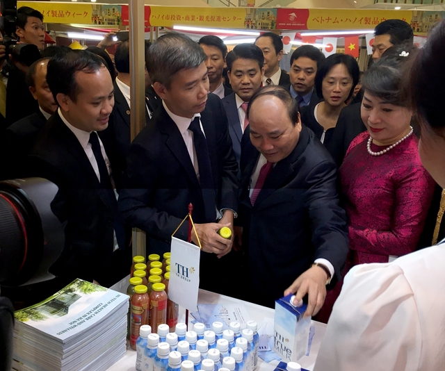 
Bên cạnh hoạt động tham dự Hội nghị, các buổi tọa đàm, bàn tròn với các doanh nghiệp lớn, Thủ tướng Nguyễn Xuân Phúc cũng đã dành thời gian ghé thăm gian hàng của Tập đoàn TH tại sự kiện lần này.

