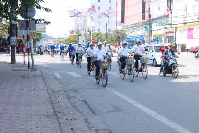 
Đoàn đạp xe diễu hành trên đường Hoàng Văn Thu, Tp. Thái Nguyên, tỉnh Thái Nguyên
