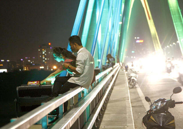 Cầu Nhật Tân trở thành không gian ăn tối lý tưởng của không ít bạn trẻ.