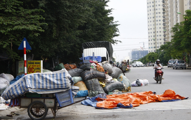 
Phế liệu tràn xuống cả lòng đường.
