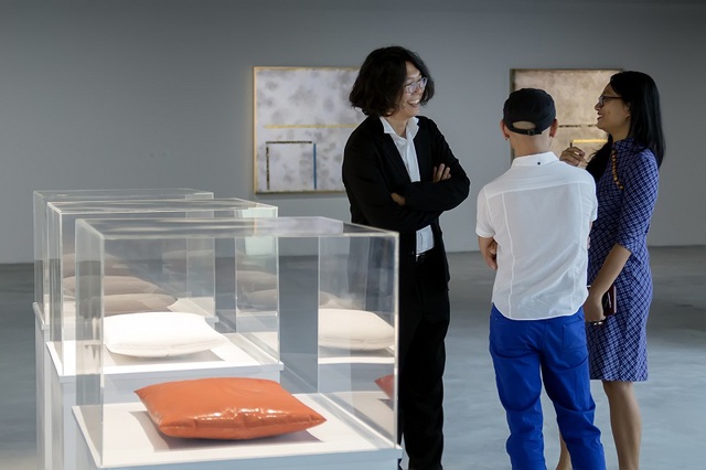 Giám đốc nghệ thuật TS. Mizuki Endo, giám tuyển Quỳnh Phạm đang trao đổi cùng khách tham quan về tác phẩm “Love – tình yêu” của Trương Tân tại triển lãm.