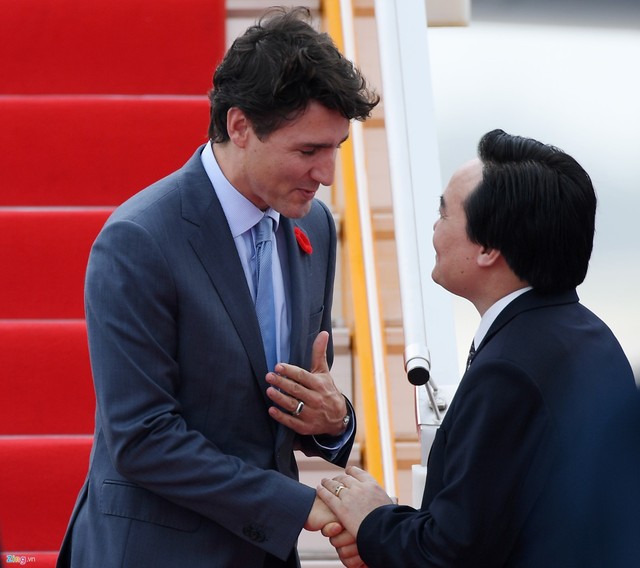 
Thủ tướng Canada chào và bắt tay với Bộ trưởng Phùng Xuân Nhạ, đại diện đoàn Việt Nam.
