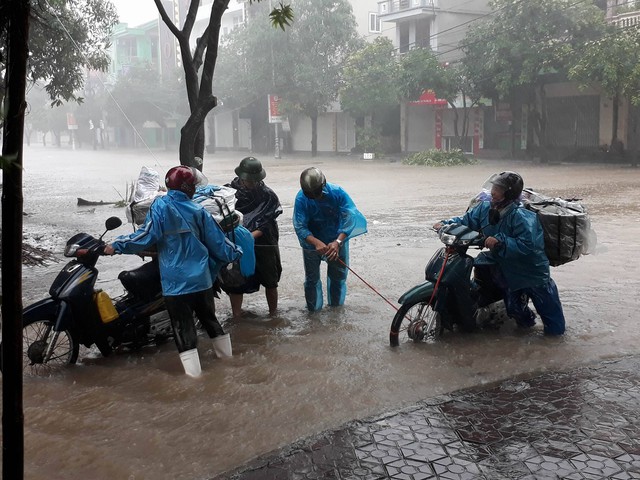Nước ngập sâu ở thị xã Cửa Lò (Nghệ An).