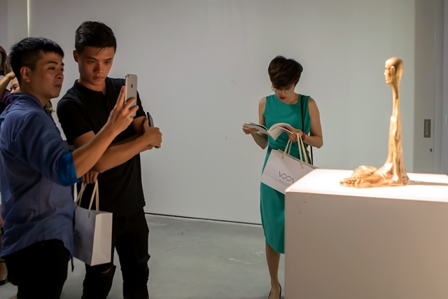
Khán giả chiêm ngưỡng những tác phẩm được giới thiệu trong Tỏa – triển lãm đầu tiên tại Trung tâm nghệ thuật Vincom
