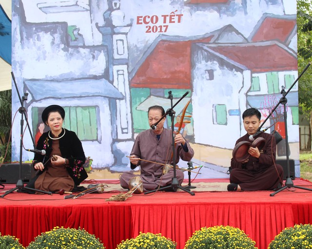 
Các nghệ nhân biểu diễn nghệ thuật hát Xẩm.
