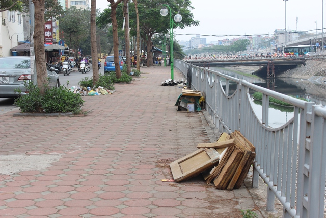 
Rác chất dọc đường Nguyễn Khang (phường Quan Hoa, Cầu Giấy).
