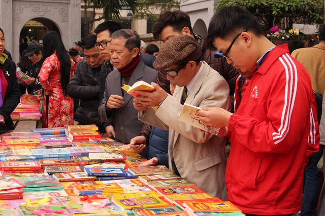 Ngày hội thơ 2017 thu hút sự quan tâm của nhiều người.