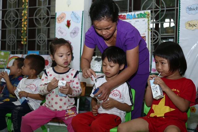 
ô giáo tại trường tiểu học mầm non Châu Cường – Huyện Quỳ Hợp đang hướng dẫn và giúp các em cách cho ống hút sữa để uống sữa
