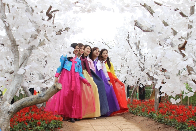 
Các trang phục truyền thống của Hàn Quốc cũng được các bạn trẻ rất yêu thích. Theo chủ vườn hoa, giá cả thuê mỗi một bộ đồ là 100.000 đồng, trọn gói cả chụp và trang điểm là 300.000 đồng.
