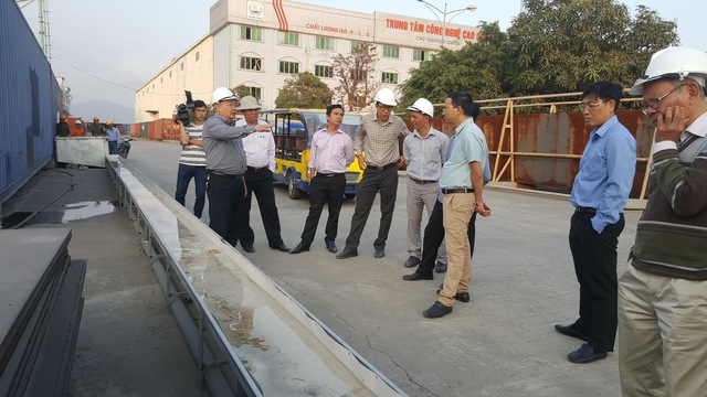 
Đoàn công tác của UBND TP. HCM chứng kiến khả năng thoát nước của mô hình đường Nguyễn Hữu Cảnh đã được thu nhỏ tỉ lệ 1/100. (ảnh: Hà Châu)
