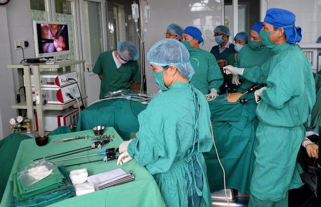 
Bệnh viện Đa khoa huyện Ninh Giang tiến hành phương pháp thành công mổ nội soi cho bệnh nhân. Ảnh: (Bệnh viện cung cấp)
