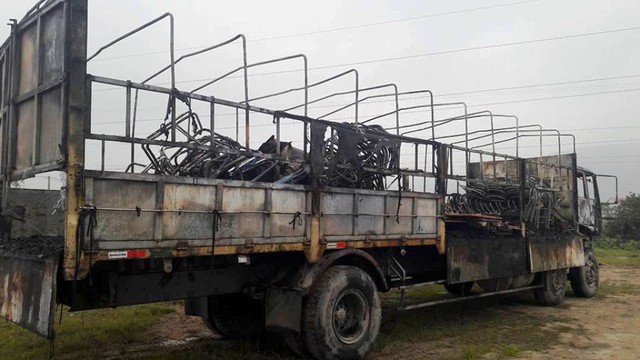 
Toàn bộ tài sản trên xe và chiếc xe tải đã bị cháy rụi. Ảnh: CTV
