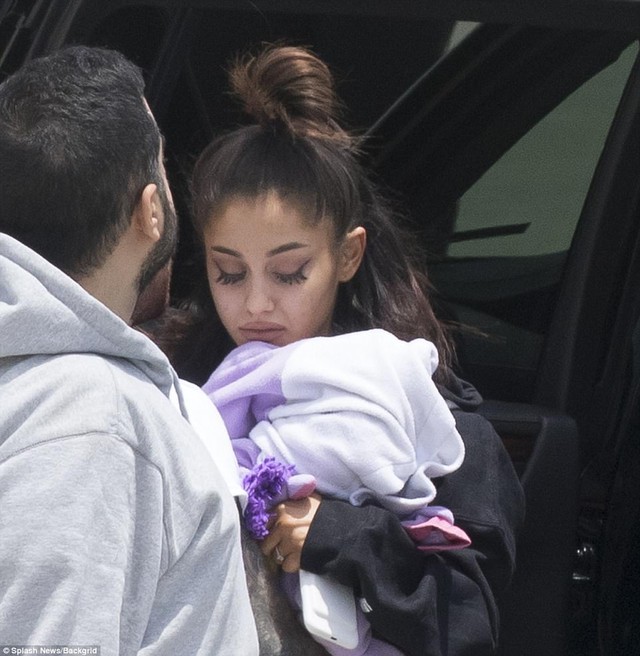 Ariana Grande mệt mỏi và buồn bã sau vụ khủng bố đánh bom liều chết ở Anh.