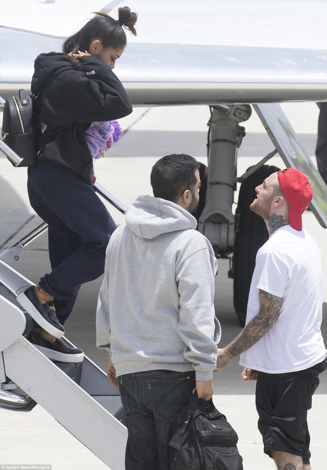 Ngay khi đáp chuyến bay trở về quê nhà, Ariana được bạn trai đón tiếp.