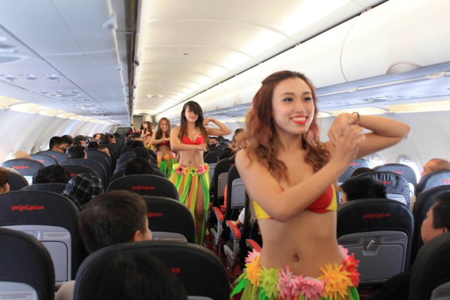 Các tiếp viên hàng không của VietJet trên chuyến bay đầu tiên từ TP HCM đi Nha Trang vào năm 2012. (Ảnh: VJ)