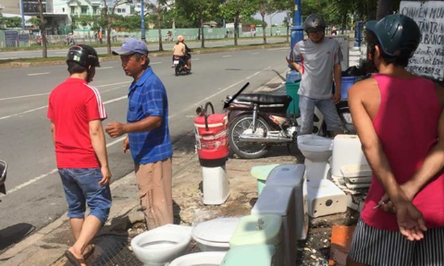 &Ocirc;ng Quyện giới thiệu sản phẩm với kh&aacute;ch h&agrave;ng.