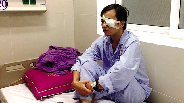 
Bác sĩ Sơn sau khi bị hành hung phải nằm điều trị tại Khoa Cấp cứu Bệnh viện Hữu nghị Việt Nam - Cu Ba, Đồng Hới. ảnh: Quốc Nam
