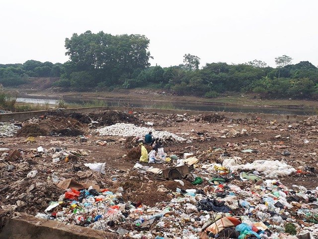 Bãi rác mọc dưới lòng sông Đáy tại xã Đông La, huyện Hoài Đức, Hà Nội. Ảnh: X.Thắng