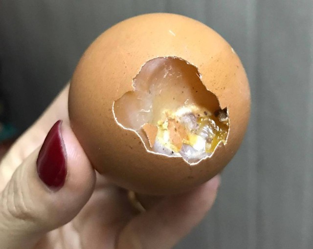 Các khay trứng được cơ sở nhập về sản xuất bánh có nhiều quả bị dập vỡ, bị hỏng.
