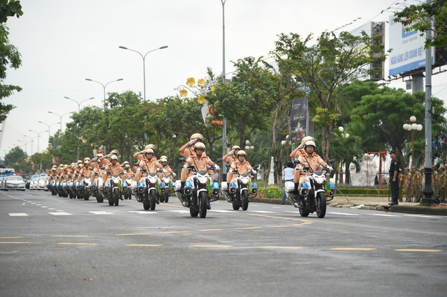 Cảnh sát dẫn đường và dàn mô tô khủng.