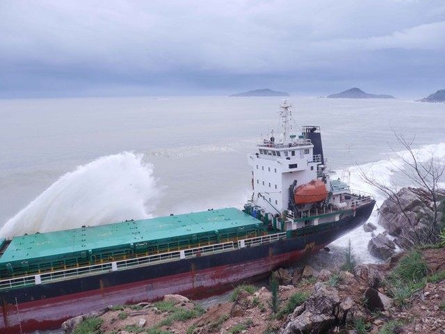 
Một tàu hàng bị sóng đánh dạt vào mõm đá ở Quy Nhơn.

 
