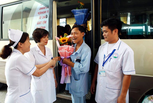 
Bệnh nhân trong sự cố y khoa chạy thận nhân tạo ở BVĐK tỉnh Hoà Bình, được chuyển xuống Bạch Mai đêm 29/5, hôm nay được ra viện. Ảnh: Dương Ngọc

